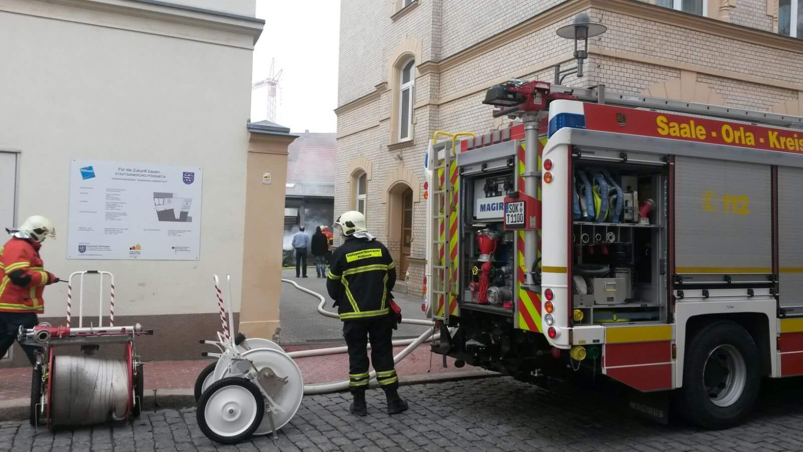 Unbekannte Täter entzünden Feuer im Hinterhof der Stadtverwaltung