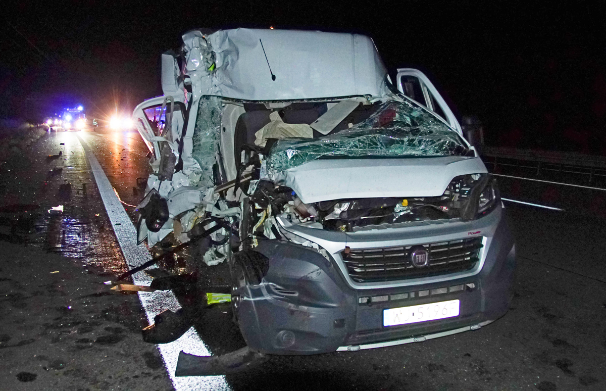 Kleintransporter kracht auf A4 bei Erfurt ungebremst in LKW ...