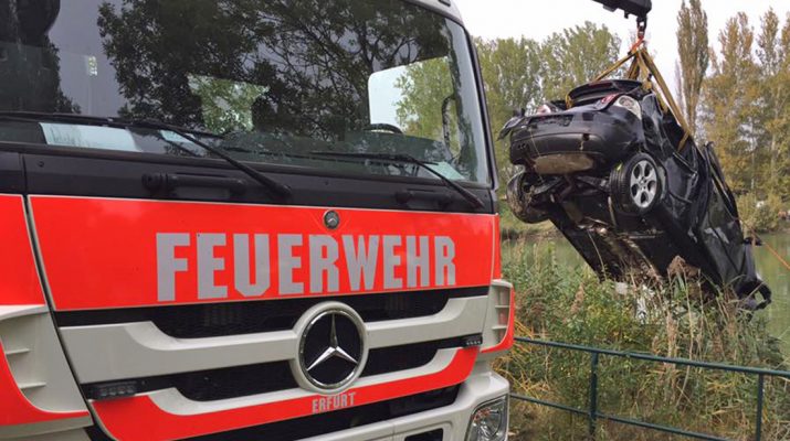 Auto landet in Gondelteich