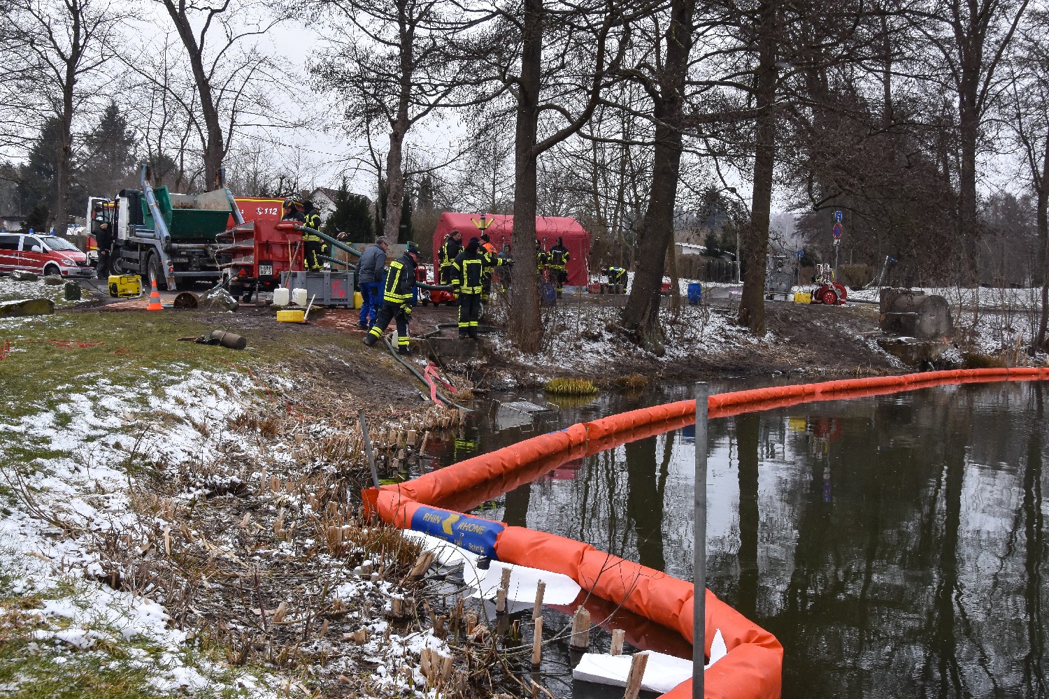 Auto rollt los Öl landet in Hildburghausen im Teich thüringen112.de