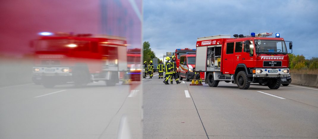 Schwerer Unfall auf A4: BMW-Fahrer kollidiert mit Betonleitwand