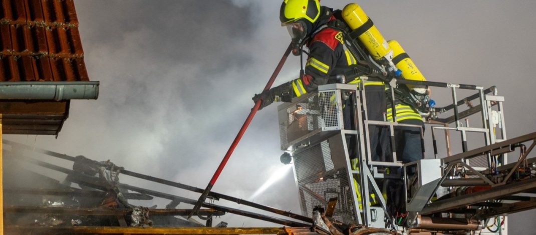 Totalverlust bei Blankenhain: Flammen in Nebengelass erfassen Wohnhaus