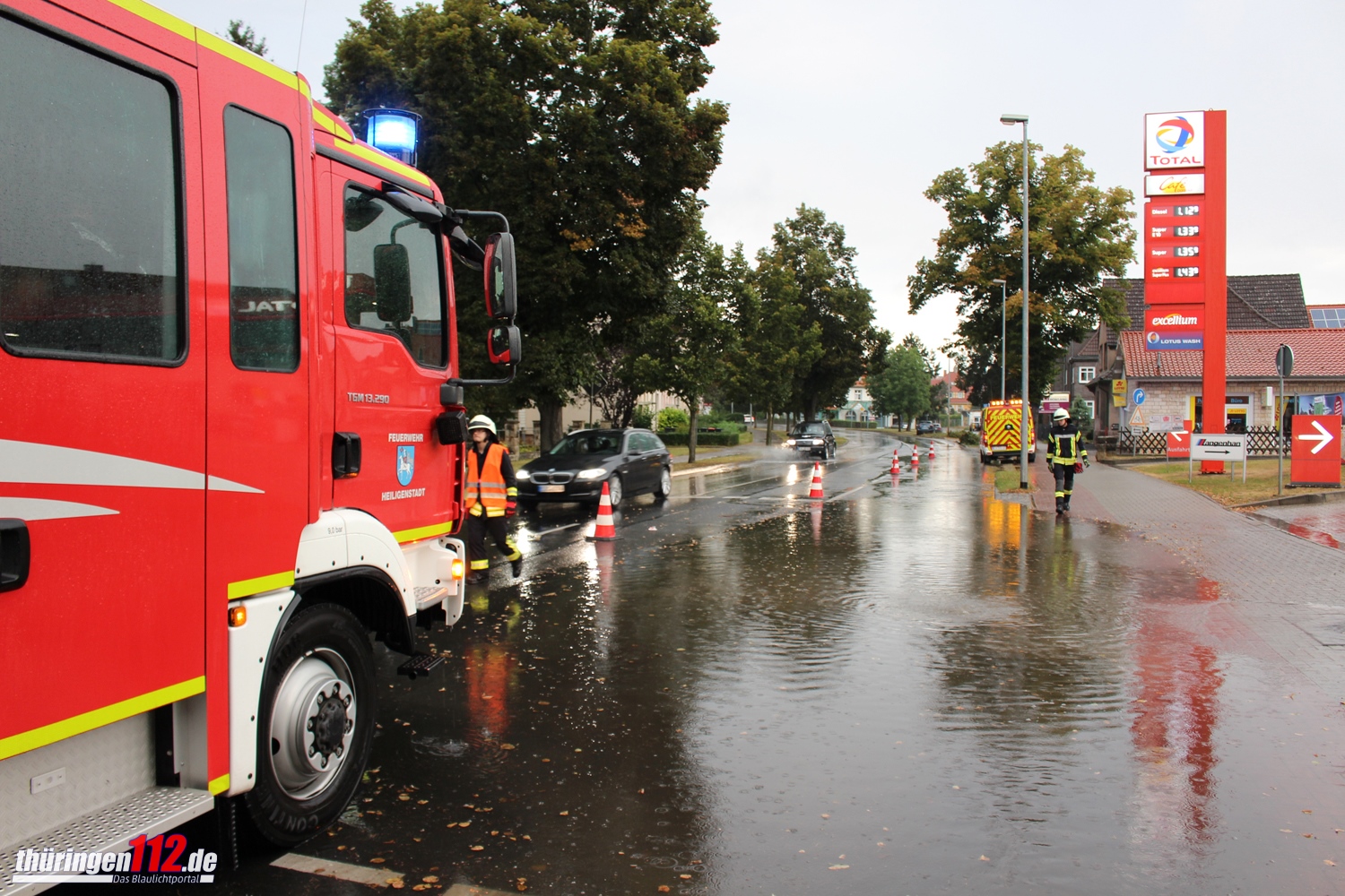 16-09-04 Wasser auf Fahrbahn 002
