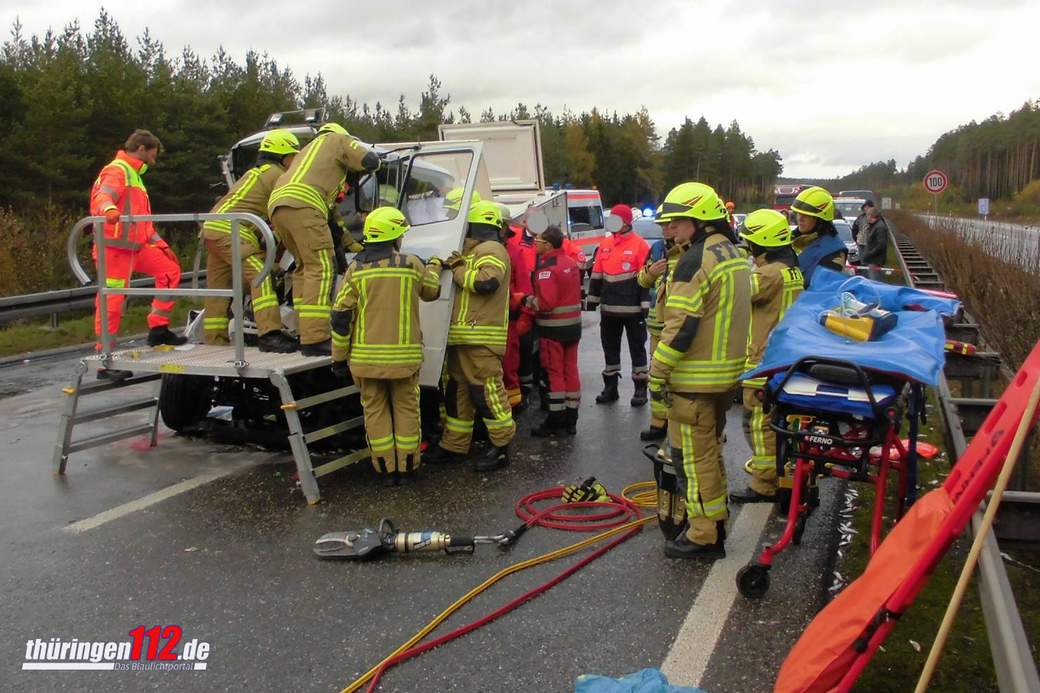 Rettungskräfte befreien den eingeklemmten Fahrer. Fotos: Feuerwehr Ilmenau