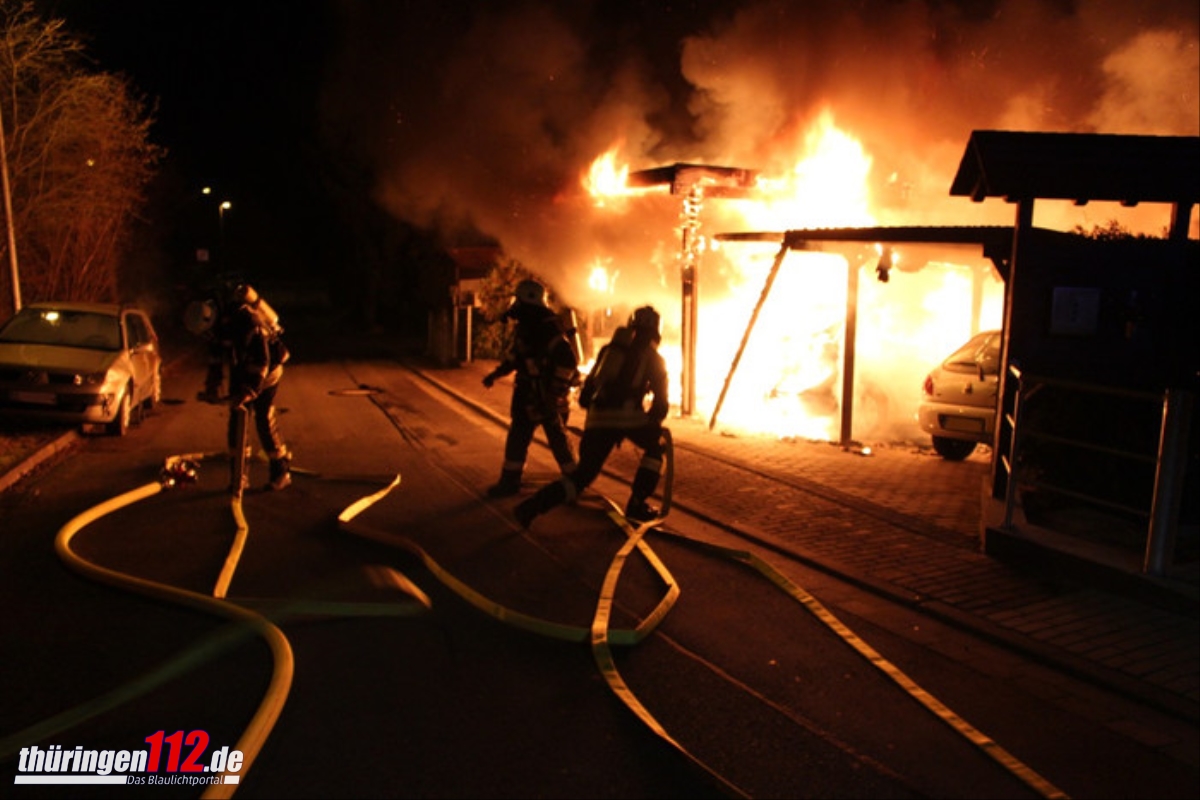 Brand Carport und Fahrzeuge 1