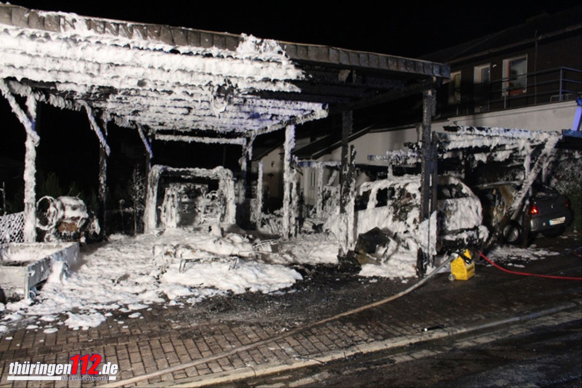 Brand Carport und Fahrzeuge 12