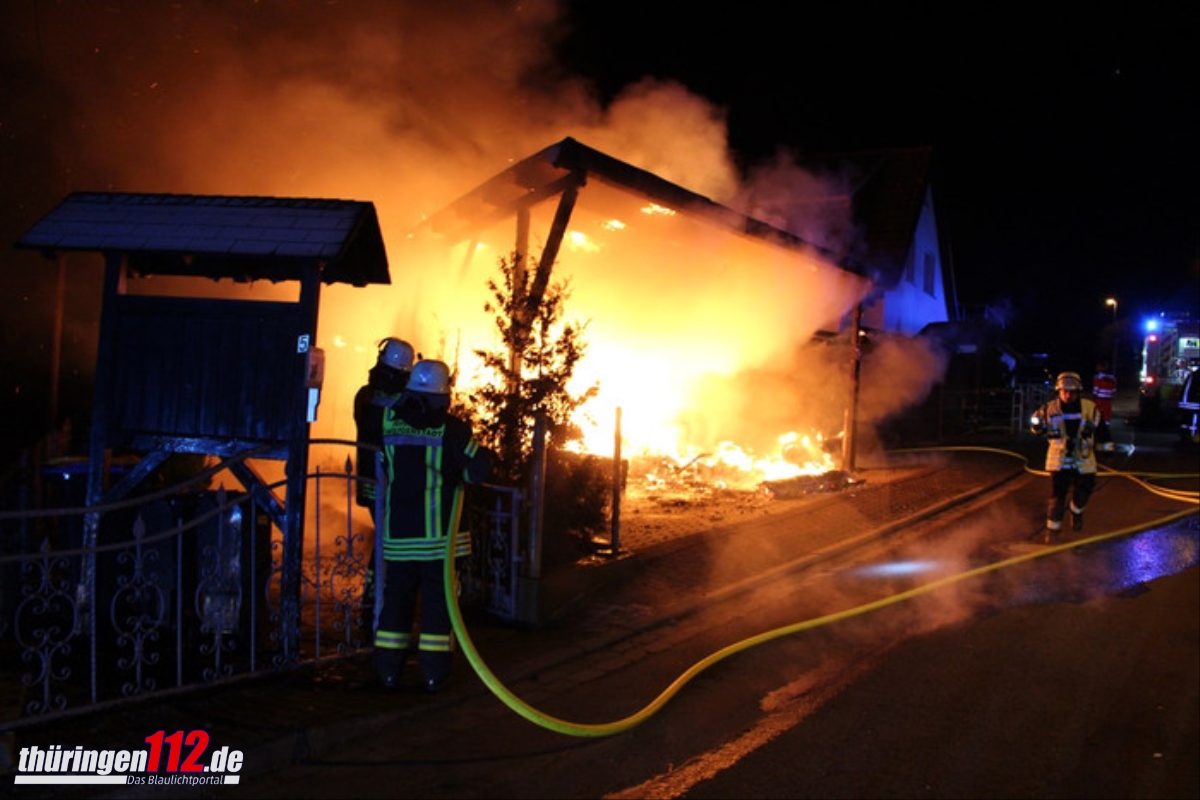 Brand Carport und Fahrzeuge 3