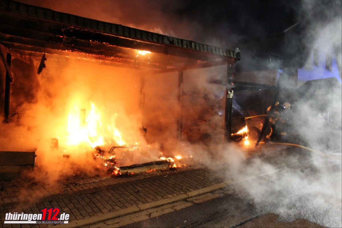 Brand Carport und Fahrzeuge 4