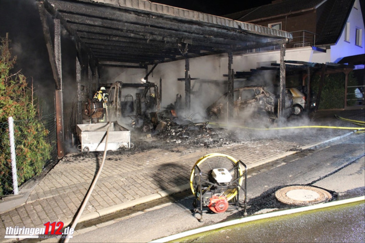 Brand Carport und Fahrzeuge 6