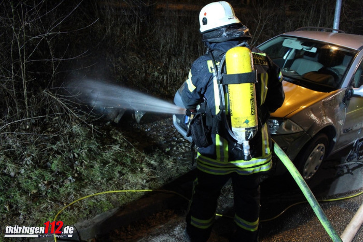 Brand Carport und Fahrzeuge 8