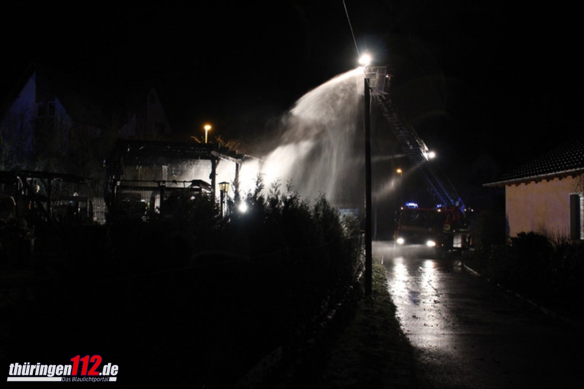 Brand Carport und Fahrzeuge 9