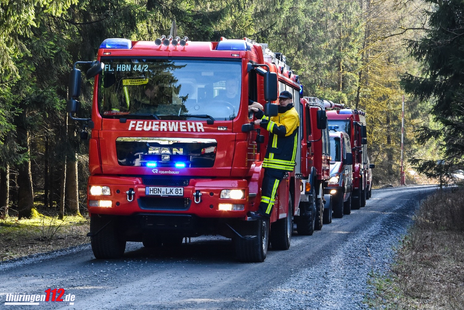 Anrückende Fahrzeuge werden am Rettungsplatz eingewiesen