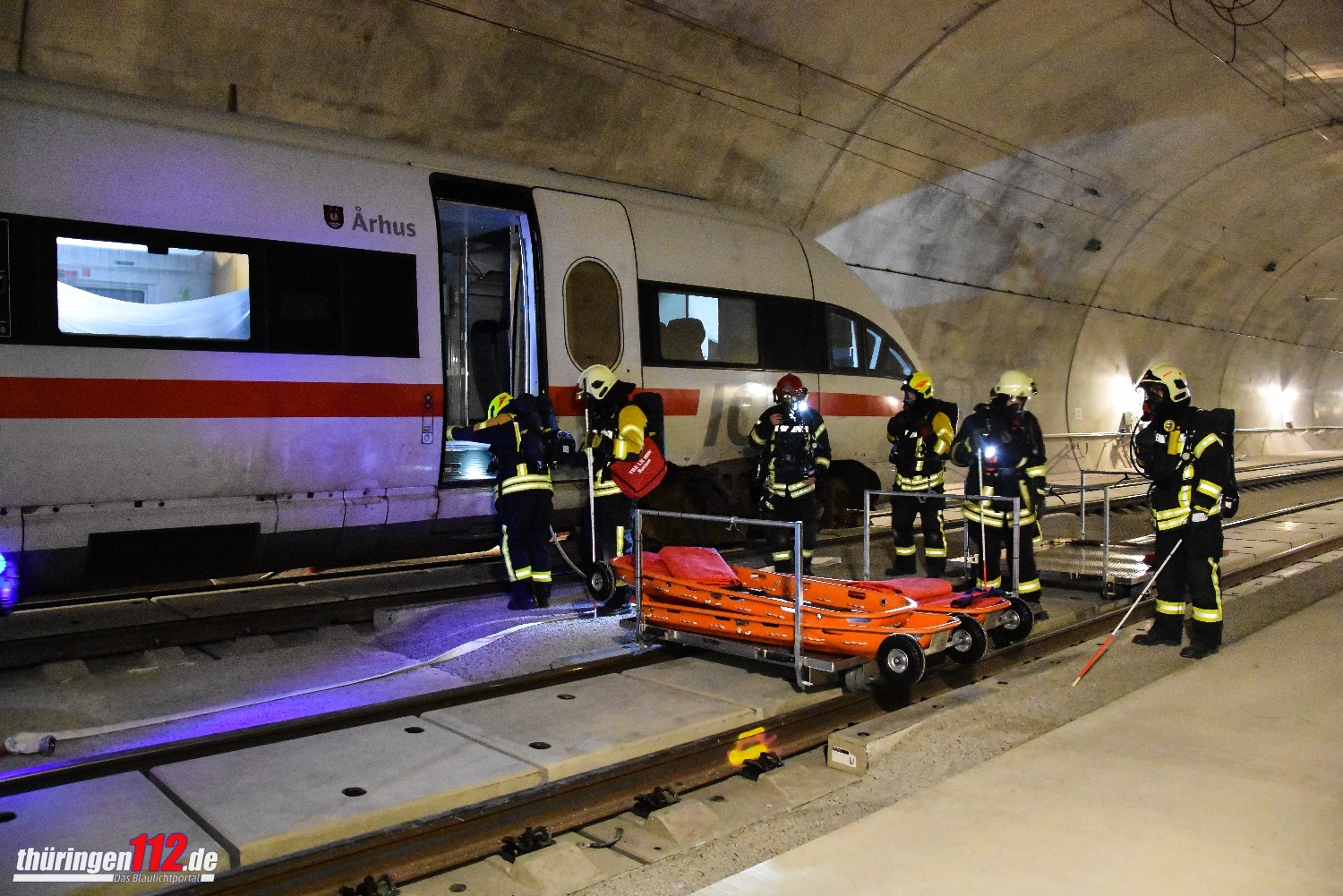 Die Deutsche Bahn stellte für die Ausbildung im Tunnel Baumleite einen ICE bereit