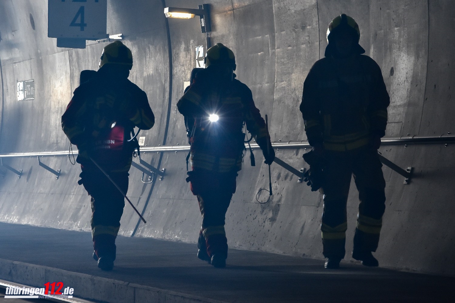 Ein Erkundungstrupp begibt sich in den Tunnel, damit sich die Einsatzleitung ein umfassendes Lagebild verschaffen kann