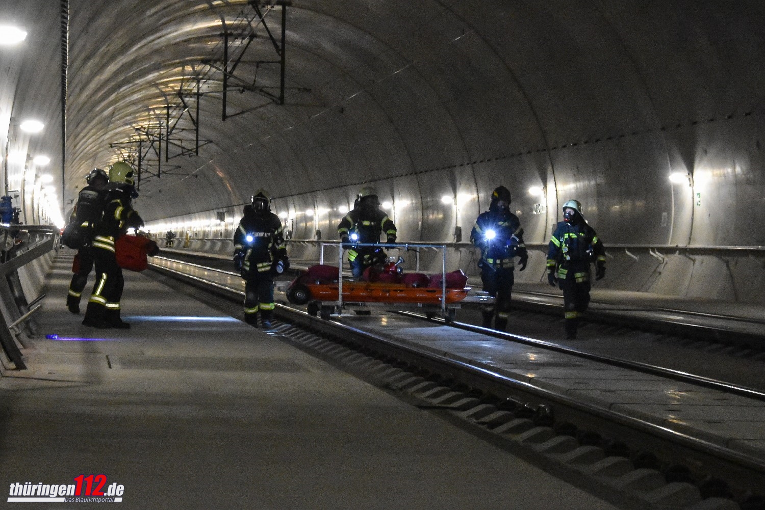Ein Löschtrupp macht sich auf den Weg zum Einsatzort
