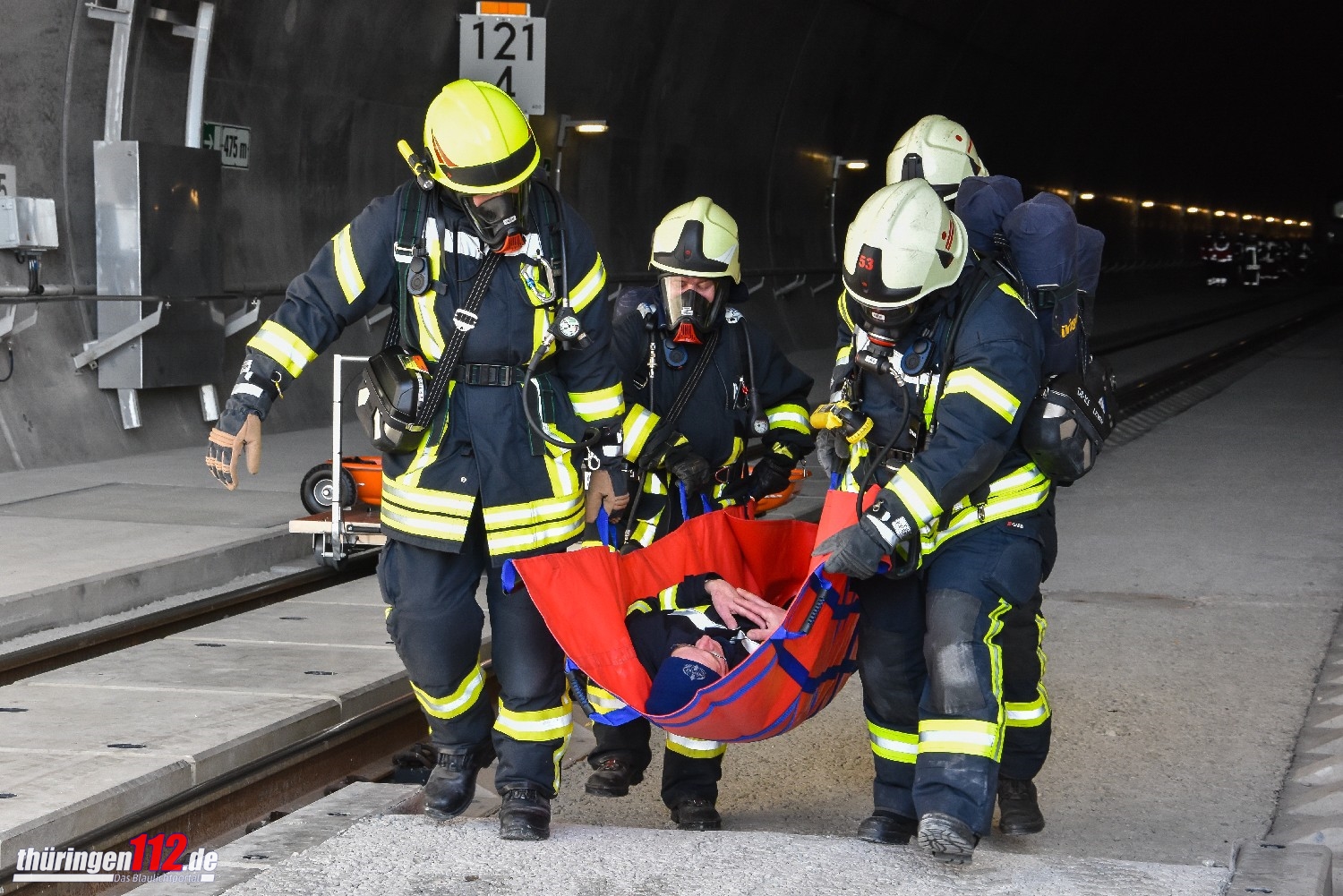 Ein Verletzter wird am Südportal ins Freie getragen