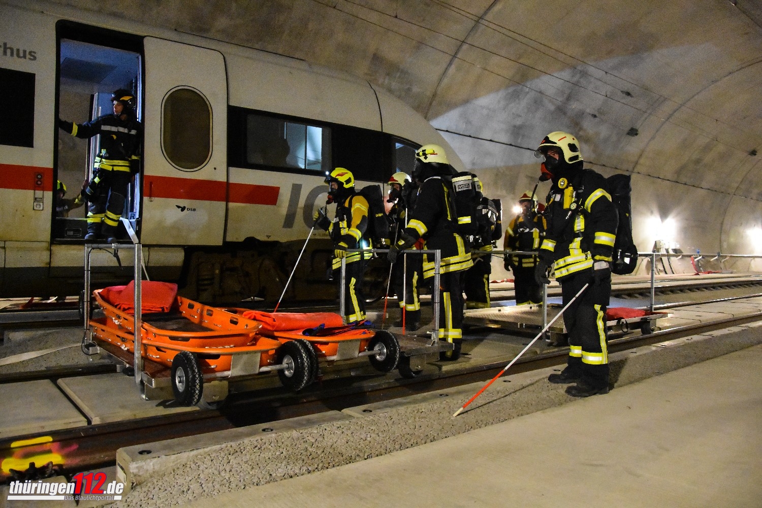 Erkundungs- und Rettungstrupp halten sich für eine Verletzten++bernahme bereit