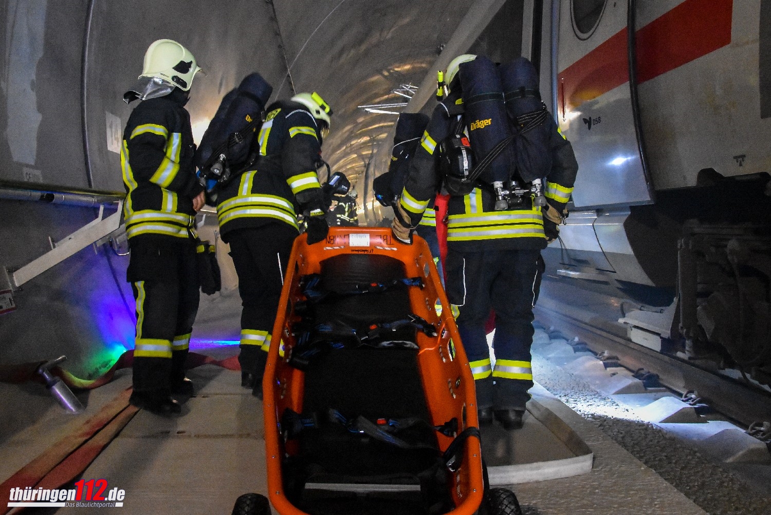 Für den Abtransport von Verletzten werden fahrbare Schleifkorbtragen vorgehalten